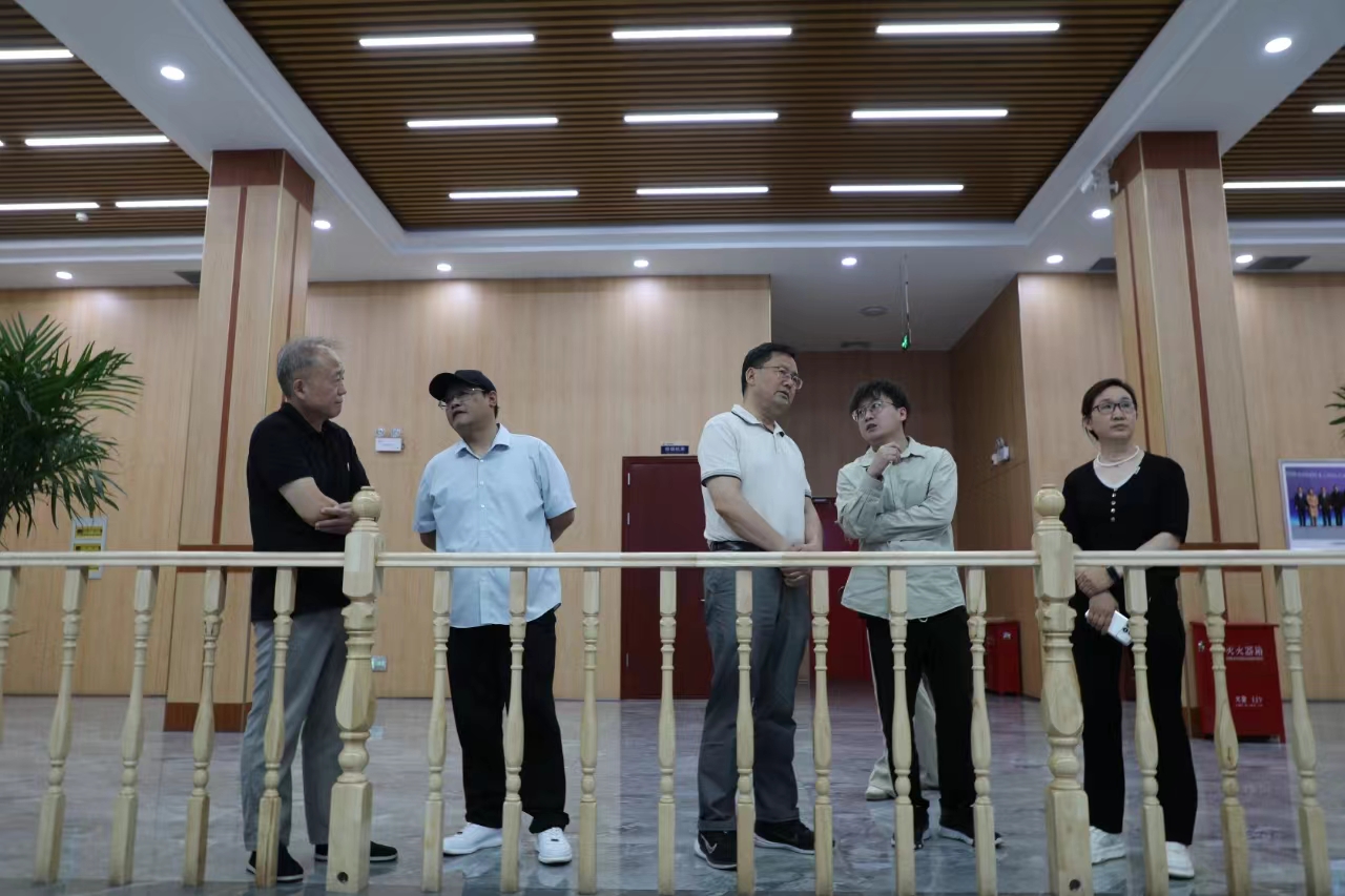 工信部產(chǎn)業(yè)政策與法規(guī)司原巡視員、先進制造商學(xué)院總裁四班班主任辛仁周一行到順成集團走訪